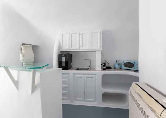 Heavens Edge Imerovigli (Santorini)