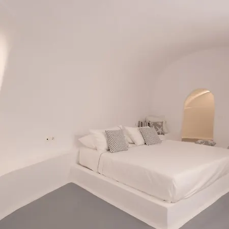 Heavens Edge Imerovigli (Santorini)
