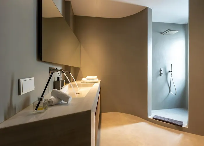 Heavens Edge Imerovigli (Santorini)