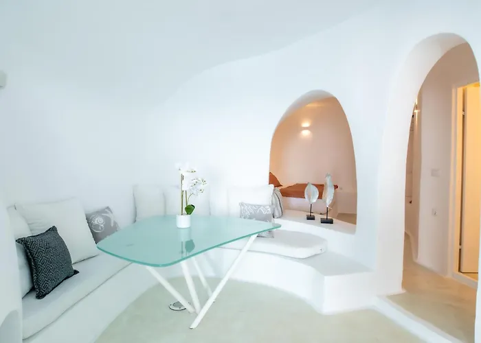 Heavens Edge Imerovigli (Santorini)